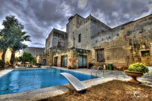 antique-thick-limestone-pool-coping