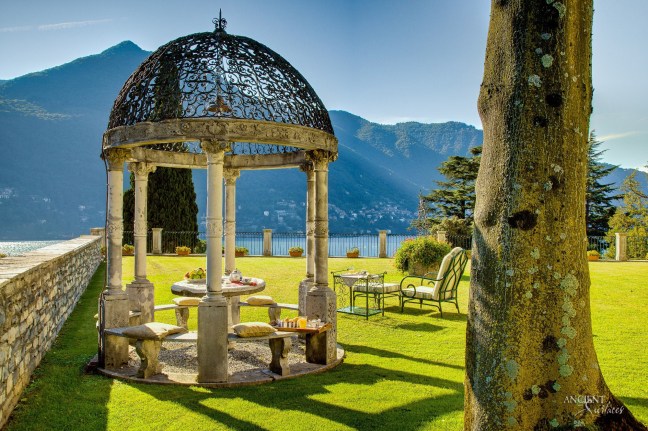 italian-outdoor-garden-in-a-villa-in-sicily-italy