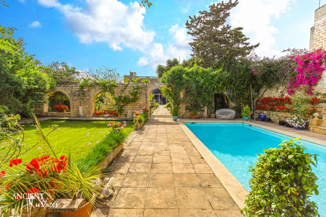 Limestone-pool-coping