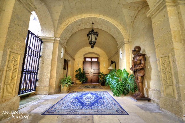 outdoor-limestone-flooring-castle-masnion-limestone-entryway-columns