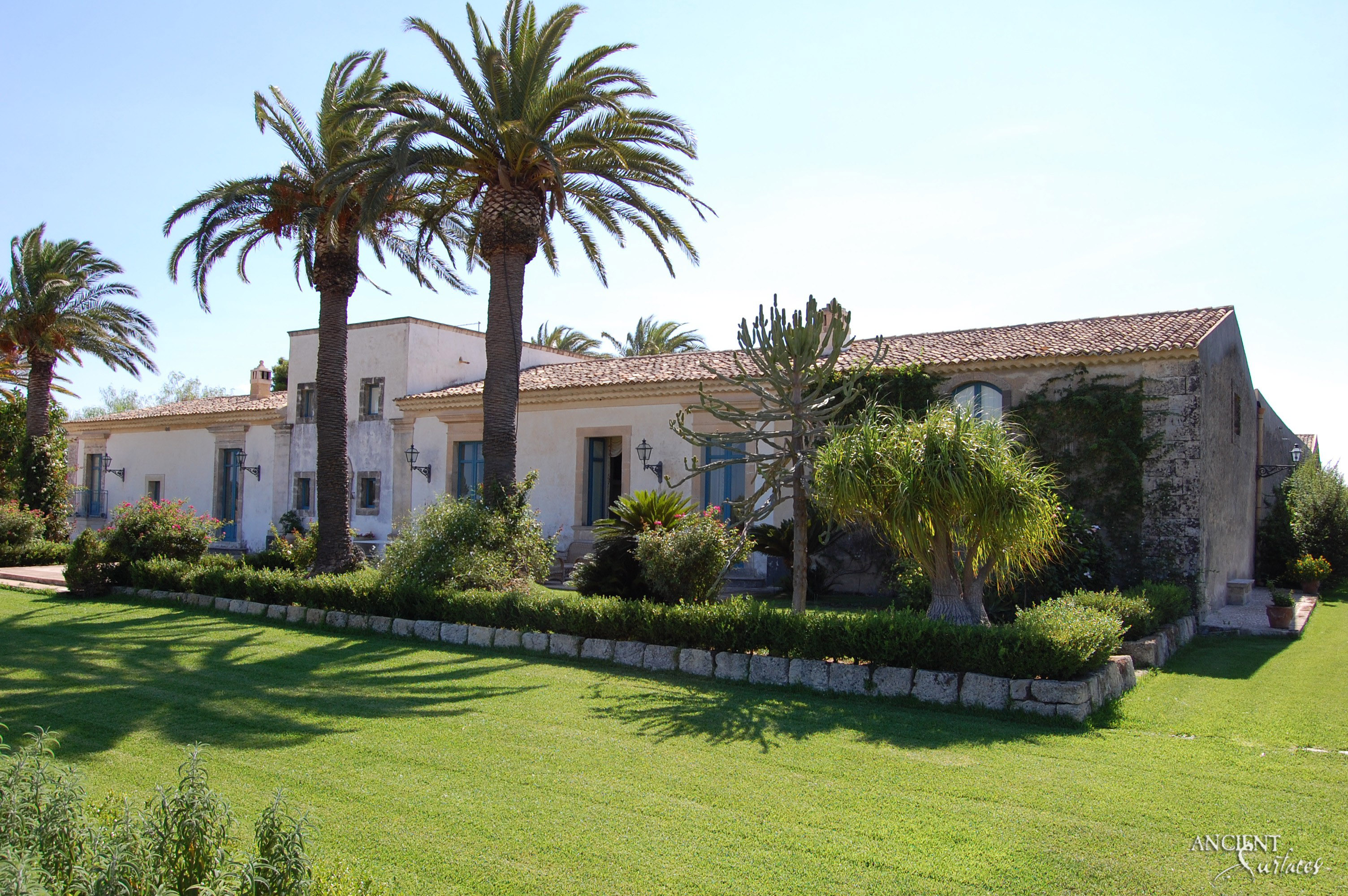 outdoor-limestone-wall-cladding-italian-villa