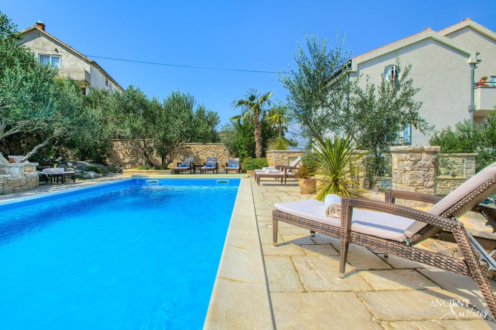 Antique pool coping
Limestone pool coping 
Ancient Surfaces
Reclaimed pool coping 
French Farmhouse pool coping
Limestone wall cladding
Outdoor millennium planks 
Antique Foundation slabs limestone pool coping 