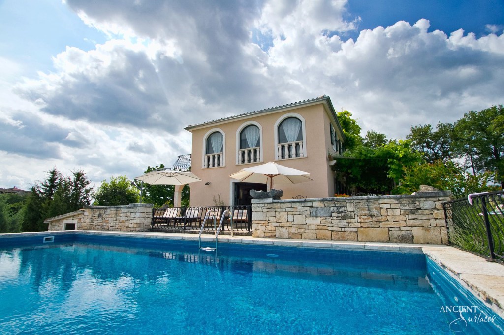 Antique pool coping
Limestone pool coping 
Ancient Surfaces
Reclaimed pool coping 
French Farmhouse pool coping
Limestone wall cladding
Outdoor millennium planks 
Antique Foundation slabs limestone pool coping 