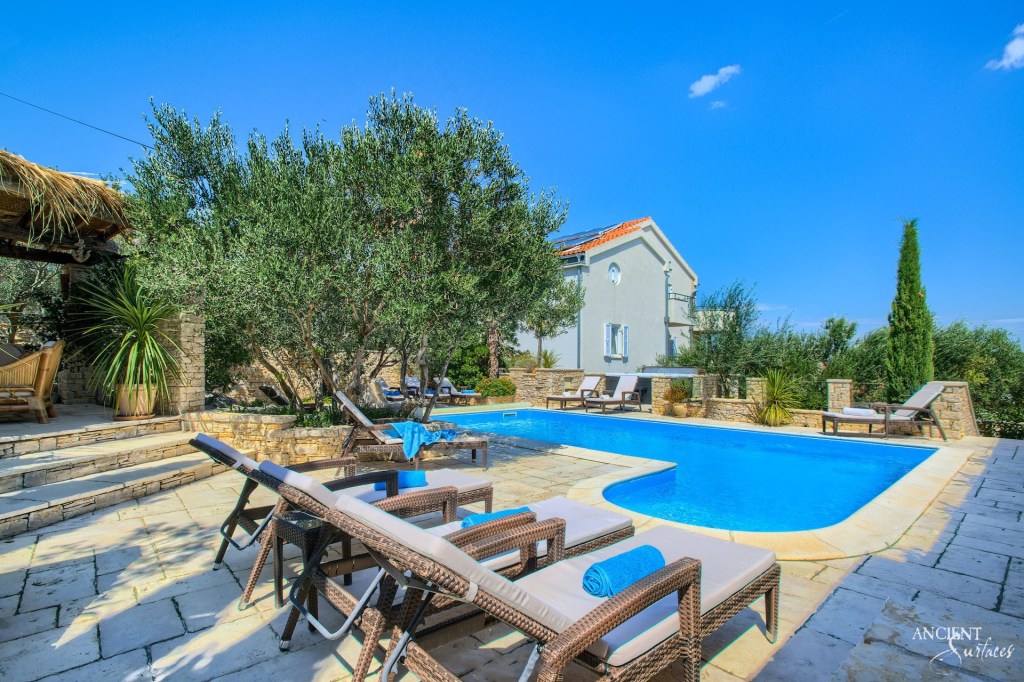 Antique pool coping
Limestone pool coping 
Ancient Surfaces
Reclaimed pool coping 
French Farmhouse pool coping
Limestone wall cladding
Outdoor millennium planks 
Antique Foundation slabs limestone pool coping 