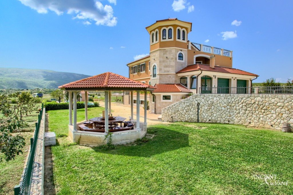 Limestone Wall cladding
Ancient Surfaces 
Limestone flooring 
Stone flooring 
French reclaimed stone 
Outdoor stone patios 
French farmhouse villa 
Outdoor garden
Vintage stone flooring 
Italian Stone pavers 
Old limestone floors
