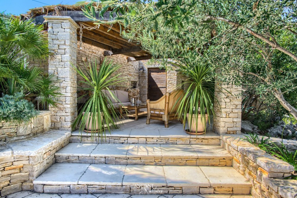 Limestone flooring 
Ancient surfaces 
stone work
Antique limestone wall cladding