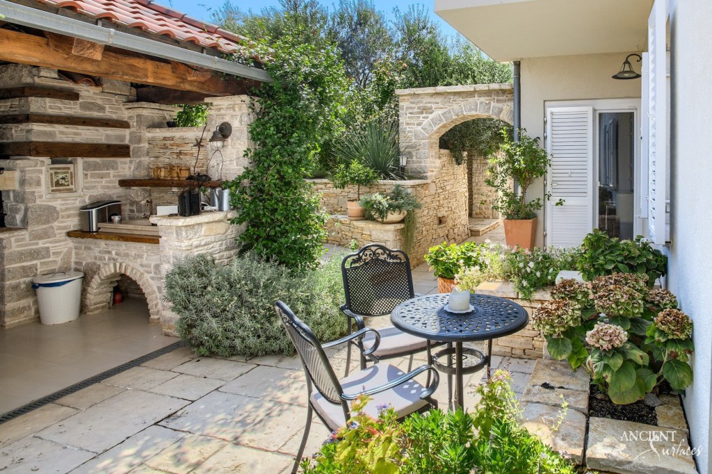 Limestone flooring 
Ancient surfaces 
stone work
Antique limestone wall cladding
Stone archway